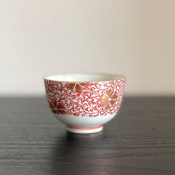 Tea set with arabesque flowers